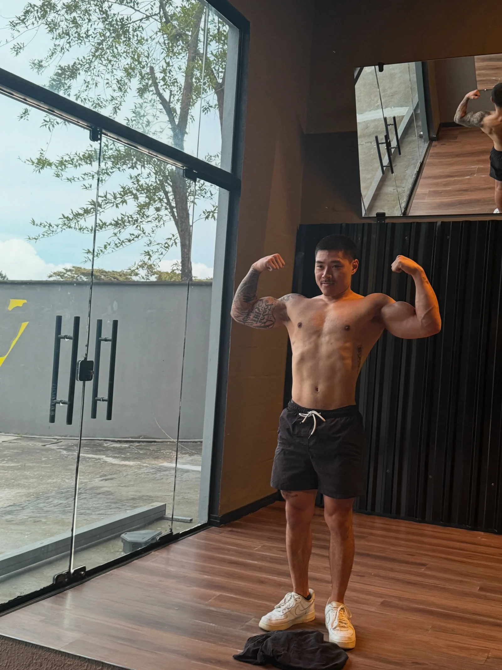 Alberto Yano em uma academia, mostrando sua rotina de treino